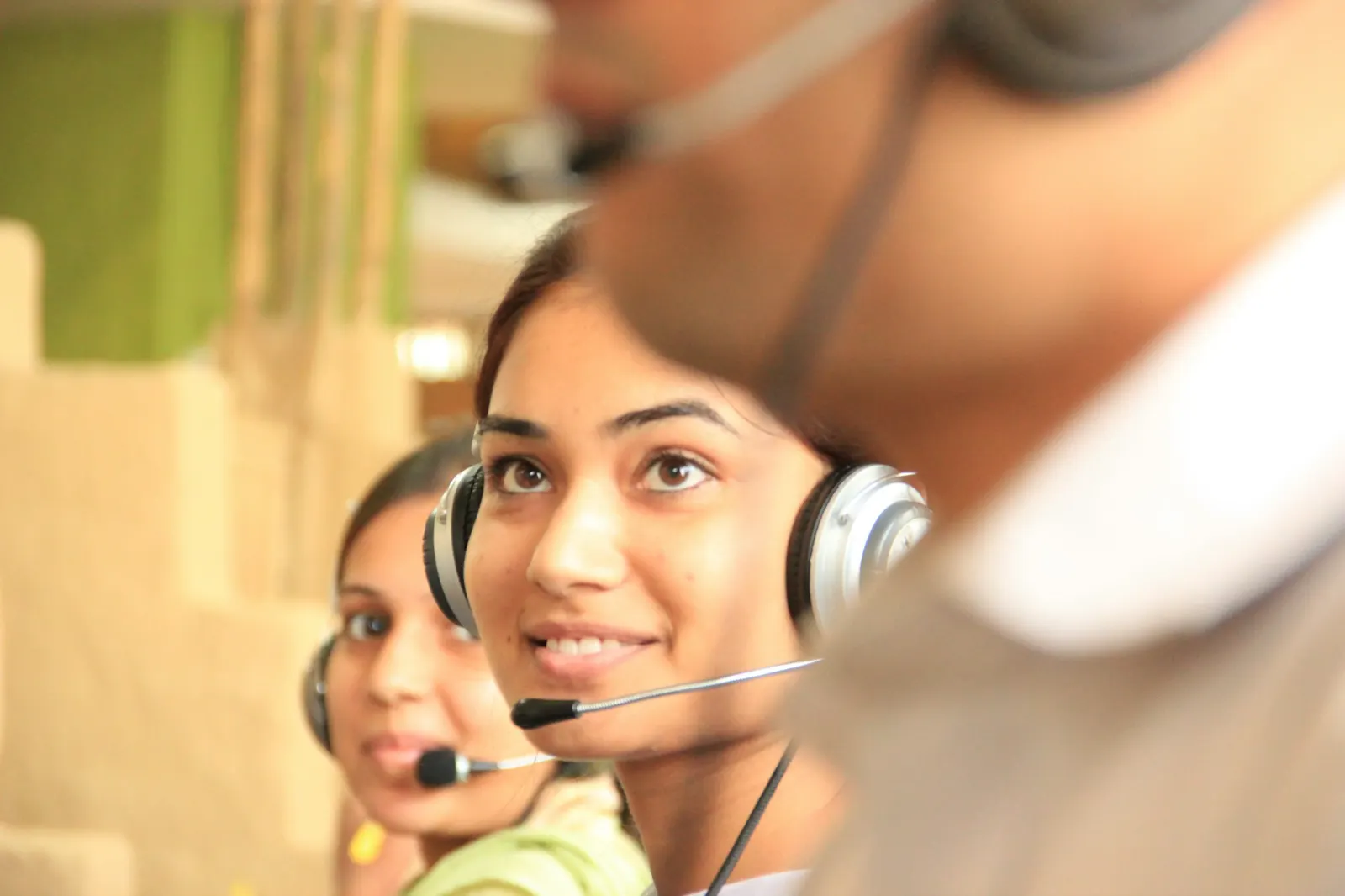 Agentes de call center con diademas atendiendo llamadas