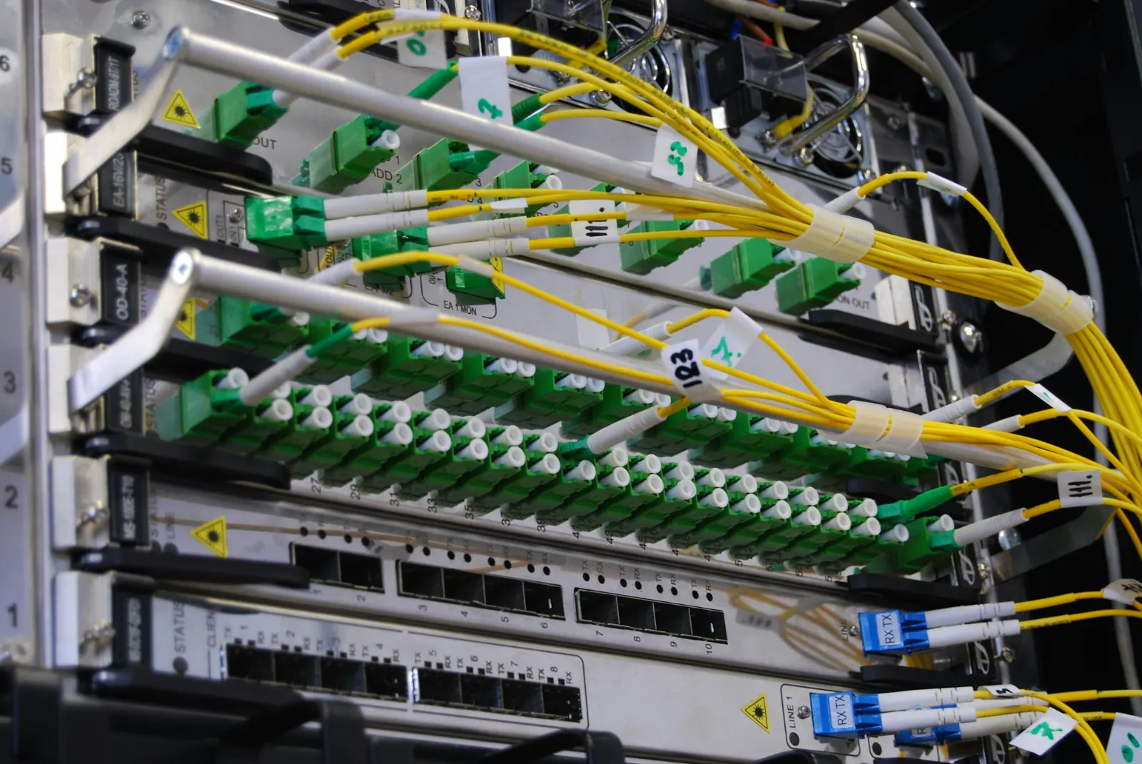 Cables de fibra óptica conectados a un switch de red