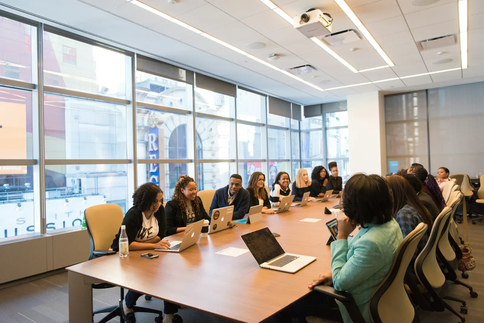Equipo de trabajo en una reunión alrededor de una mesa