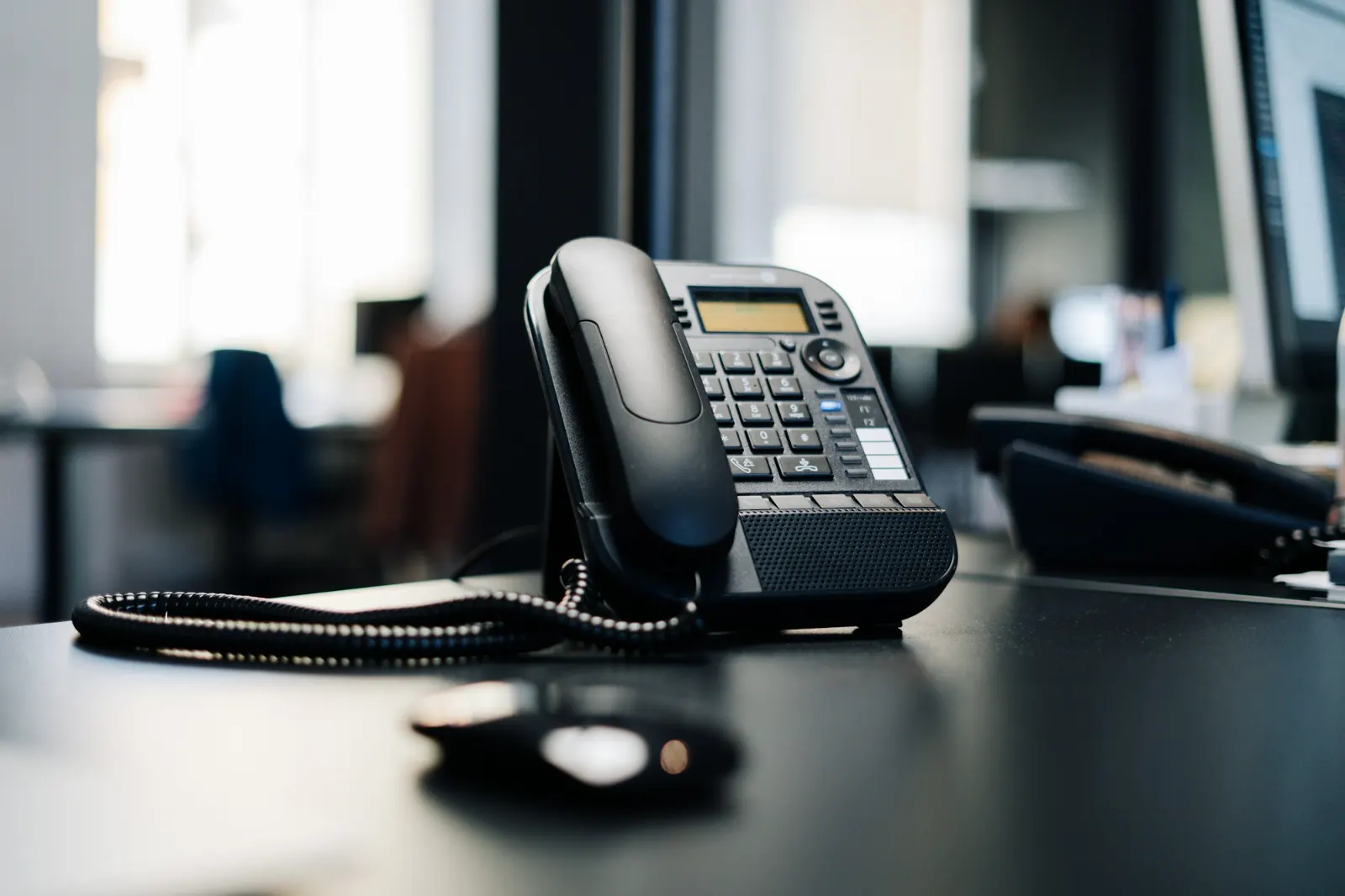 Teléfono IP de escritorio en una oficina