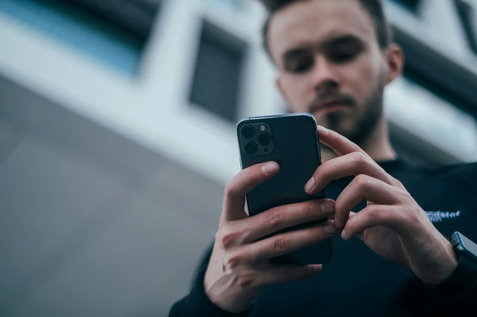 Persona usando un smartphone